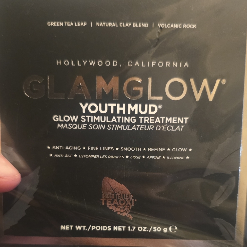 GLAMGLOW Youth Mud Glow Stimulating Treatment with Gold and Black Accents